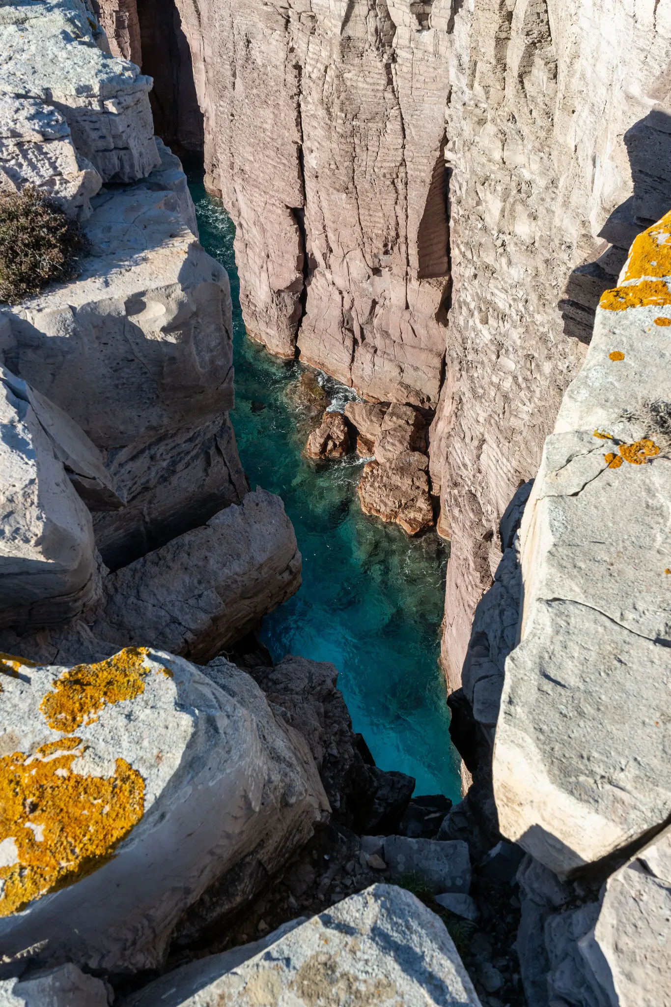 Скеля в затоці Гольфо-делла-Меццалуна, або затоці Півмісяця, на острові Сан-П'єтро.